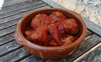albondigas con tomate en crock pot - pan uvas y queso