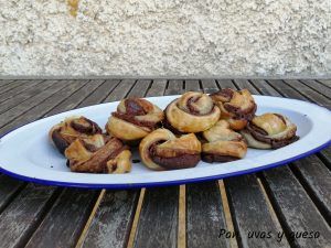 caracolas de hojaldre - pan uvas y queso
