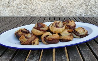 caracolas de hojaldre - pan uvas y queso
