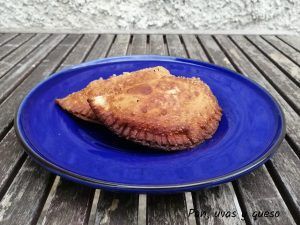 empanadillas de carne - pan uvas y queso