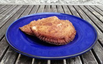 empanadillas de carne - pan uvas y queso