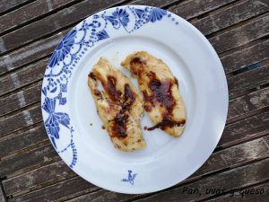 pechuga de pollo con hierbas - pan uvas y queso