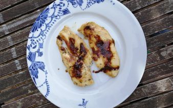 pechuga de pollo con hierbas - pan uvas y queso