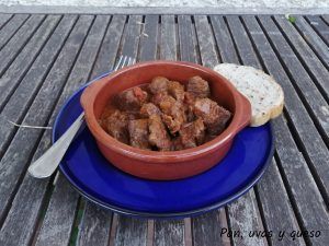 ternera guisada crockpot - pan uvas y queso