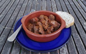 ternera guisada crockpot - pan uvas y queso