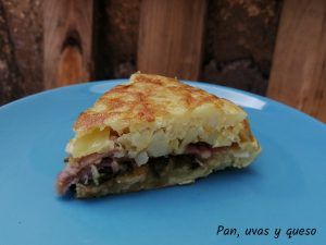 tortilla de patata rellena de jamon - pan uvas y queso