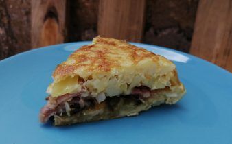tortilla de patata rellena de jamon - pan uvas y queso