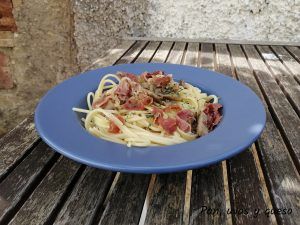 espaguetis con setas - pan uvas y queso