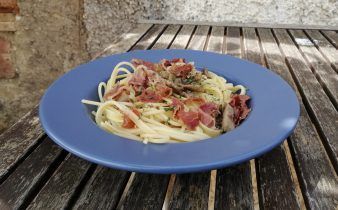 espaguetis con setas - pan uvas y queso