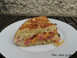 tortilla rellena de longaniza - pan uvas y queso