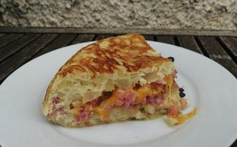 tortilla rellena de longaniza - pan uvas y queso