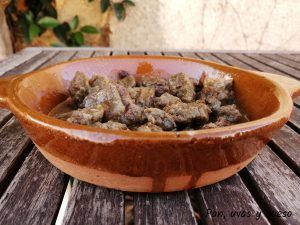 carne gobernada en crock pot - pan uvas y queso
