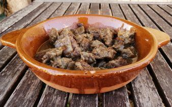 carne gobernada en crock pot - pan uvas y queso