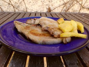 chuletas de cerdo adobadas - pan uvas y queso