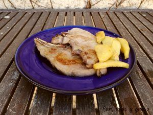 chuletas de cerdo adobadas - pan uvas y queso