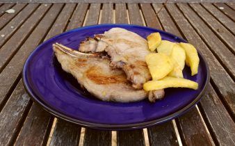 chuletas de cerdo adobadas - pan uvas y queso