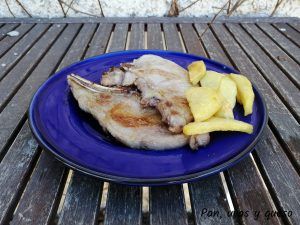 chuletas de cerdo adobadas - pan uvas y queso
