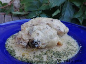 pollo con salsa de queso - pan uvas y queso
