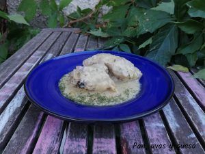 pollo con salsa de queso - pan uvas y queso