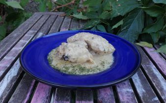 pollo con salsa de queso - pan uvas y queso