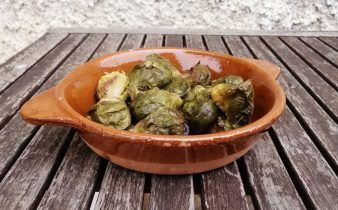 coles de bruselas asadas en crockpot - pan uvas y queso