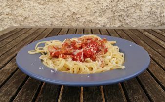 espaguetis a la amatriciana - pan uvas y queso