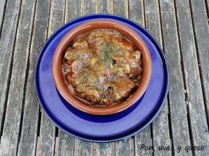 goulash de ternera crockpot - pan uvas y queso