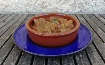 goulash de ternera crockpot - pan uvas y queso