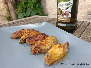 alas de pollo asadas - pan uvas y queso