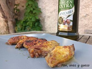 alas de pollo asadas - pan uvas y queso
