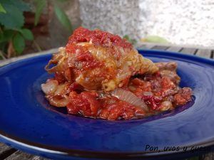 pollo al chilindron en crock pot - pan uvas y queso