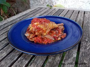 pollo al chilindron en crock pot - pan uvas y queso