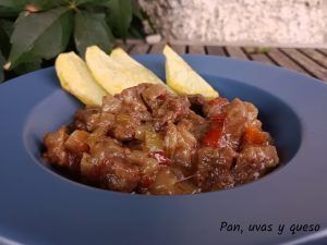 ternera al vino tinto en crockpot - pan uvas y queso