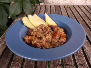 ternera al vino tinto en crockpot - pan uvas y queso