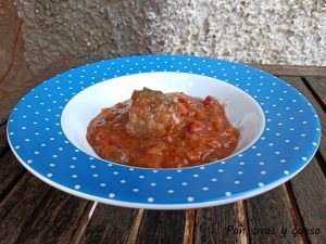 albondigas con pisto estilo casero - pan uvas y queso