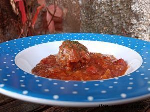 albondigas con pisto estilo casero - pan uvas y queso