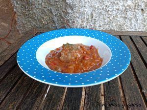 albondigas con pisto estilo casero - pan uvas y queso