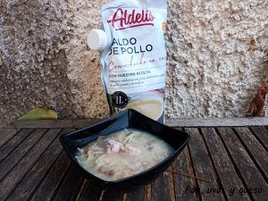sopa de albondigas - pan uvas y queso