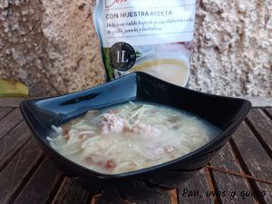 sopa de albondigas - pan uvas y queso