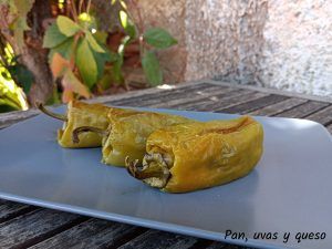 pimientos rellenos carne - pan uvas y queso