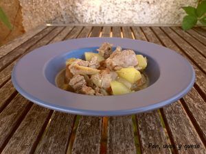 cordero guisado crockpot - pan uvas y queso
