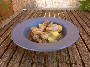 cordero guisado crockpot - pan uvas y queso