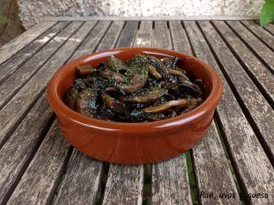champiñones al vino blanco en crock-pot - pan uvas y queso