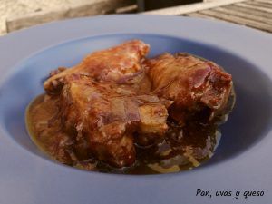 pollo al vino tinto crockpot - pan uvas y queso