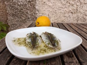anchoas al limon - pan uvas y queso