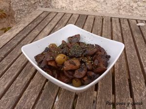 Champiñones con aceitunas - pan uvas y queso