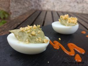 huevos rellenos aguacate - pan uvas y queso