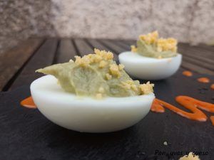 huevos rellenos aguacate