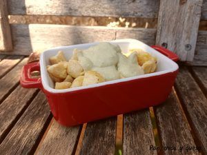 pollo crema alcachofas - pan uvas y queso