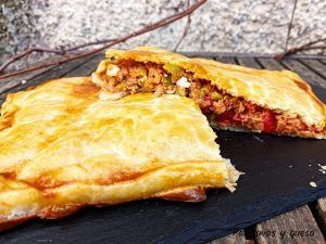 empanada de bonito - pan uvas y queso